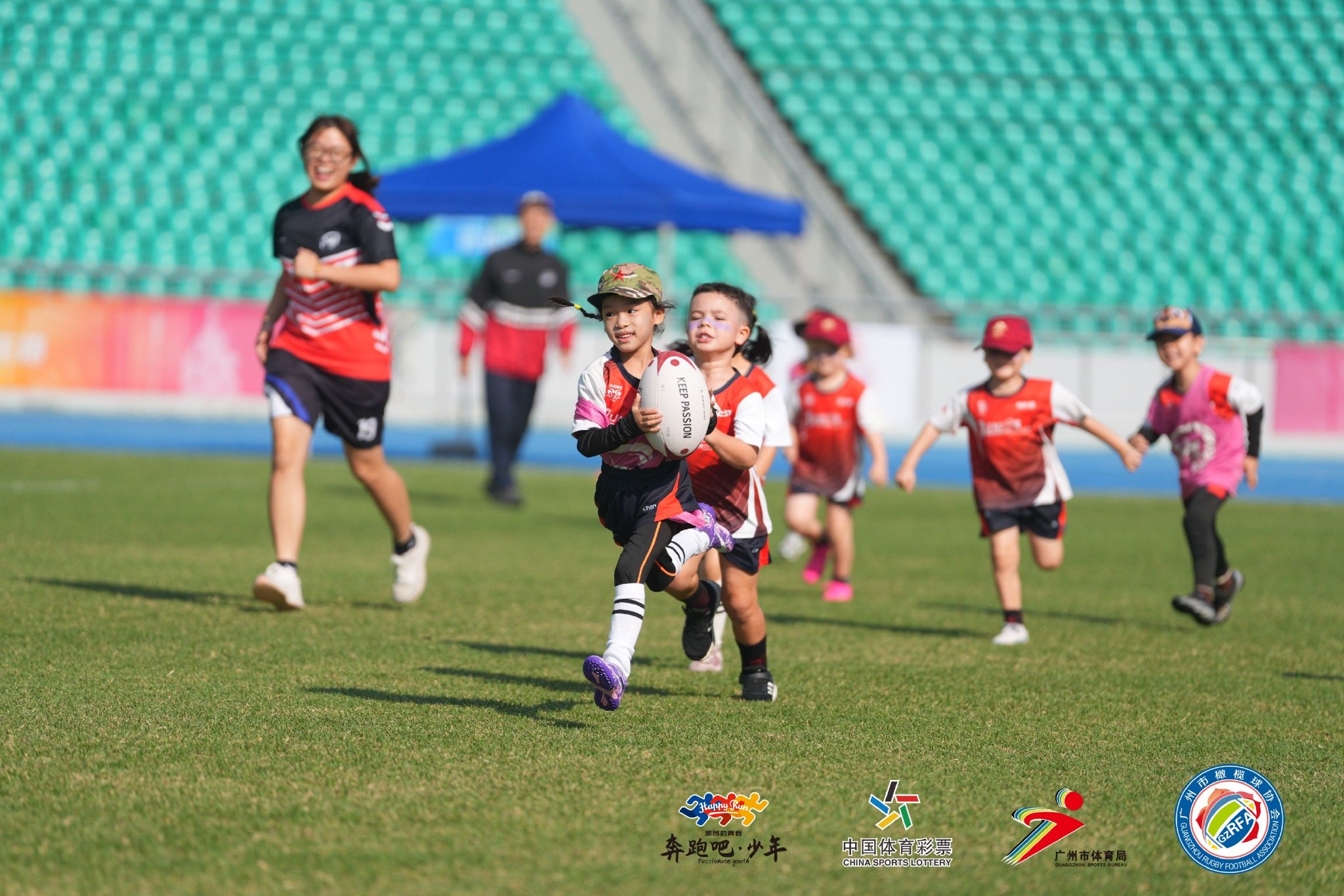 运动员们在场上挥洒汗水,赛事收获高潮迭起 运动员们在场上挥洒汗水,赛事收获高潮迭起