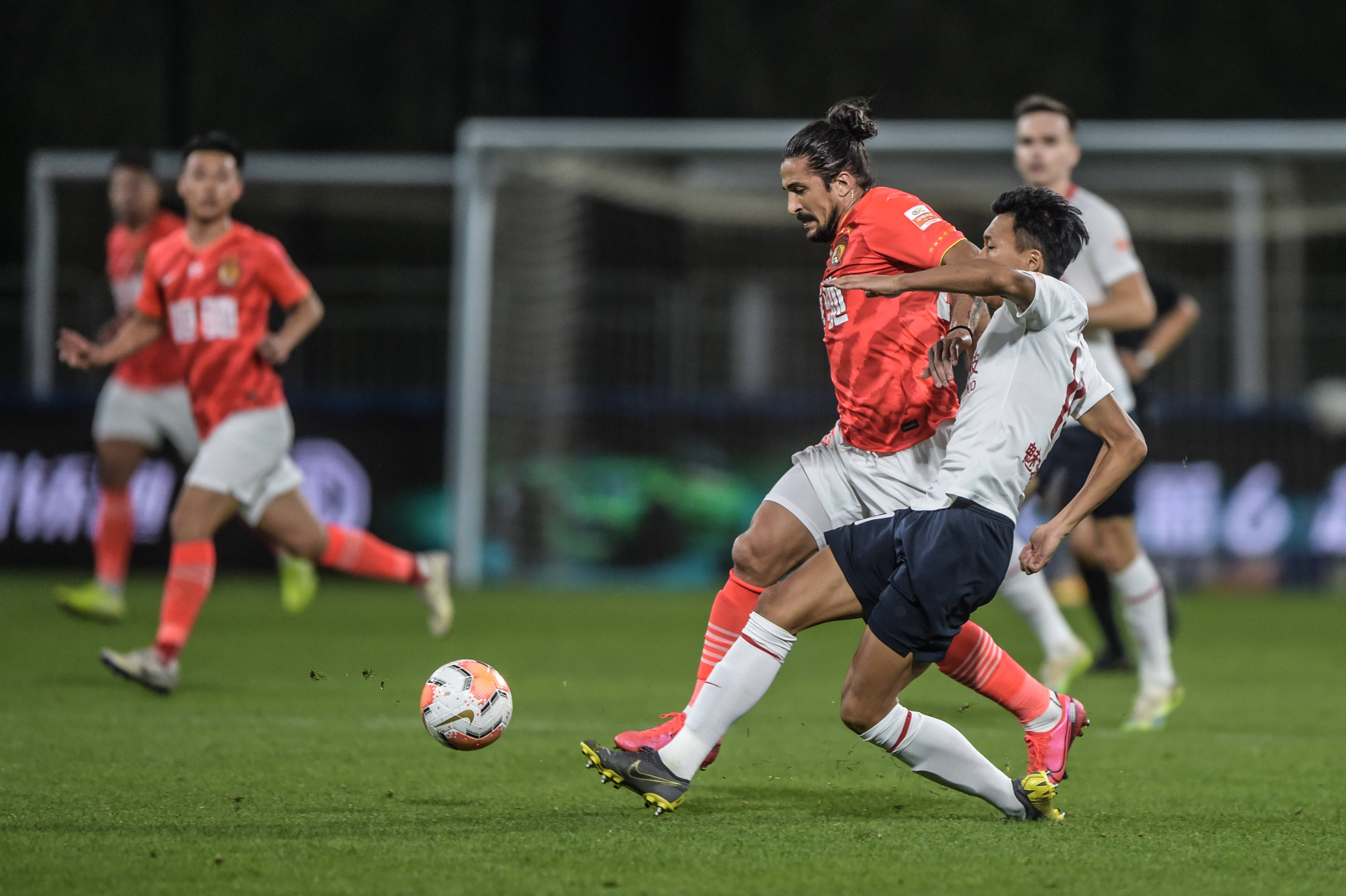 深圳佳兆业主力中场连场进球，助球队获胜的简单介绍