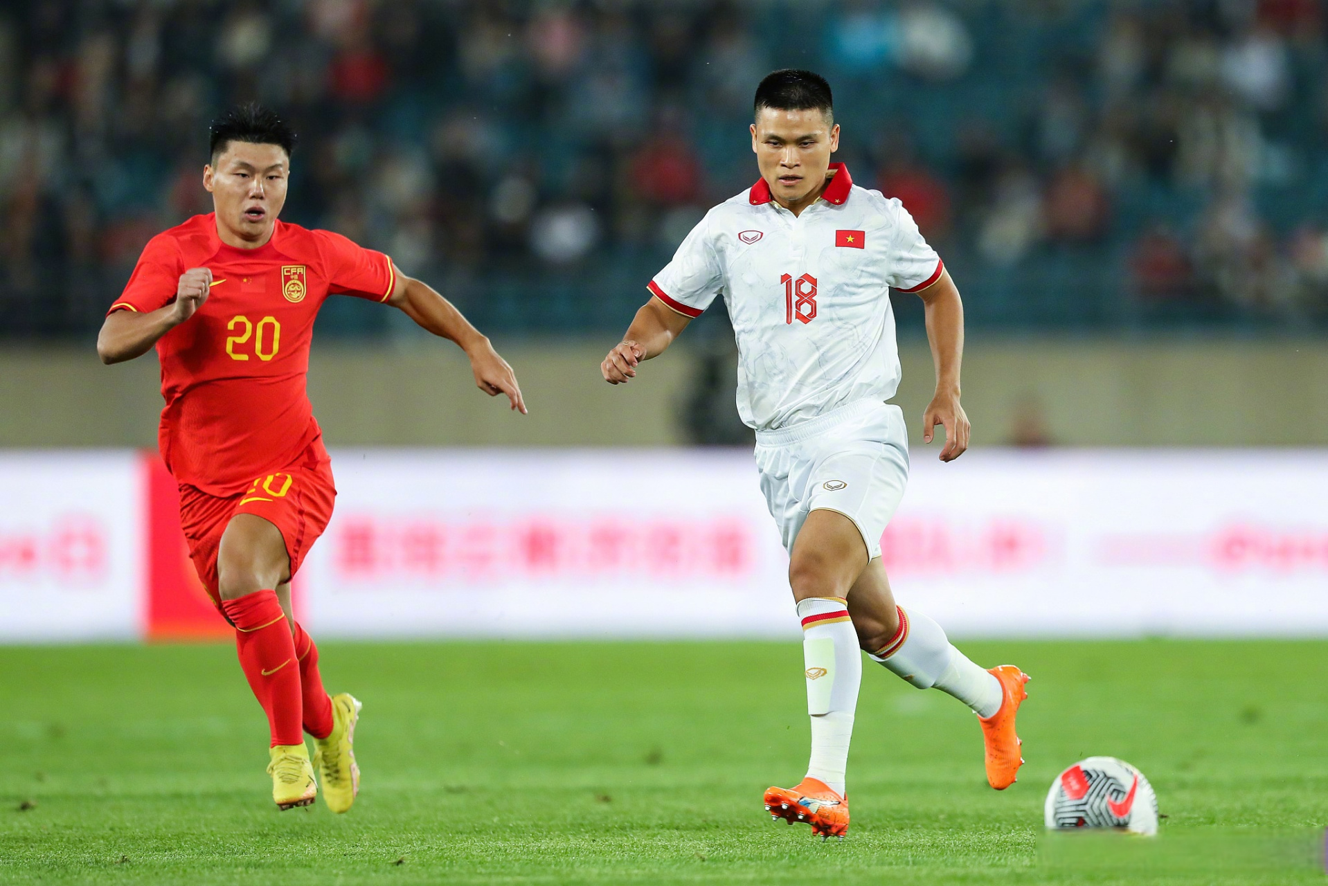 中国足球明星在国际赛事中发挥出色 中国足球明星在国际赛事中发挥出色