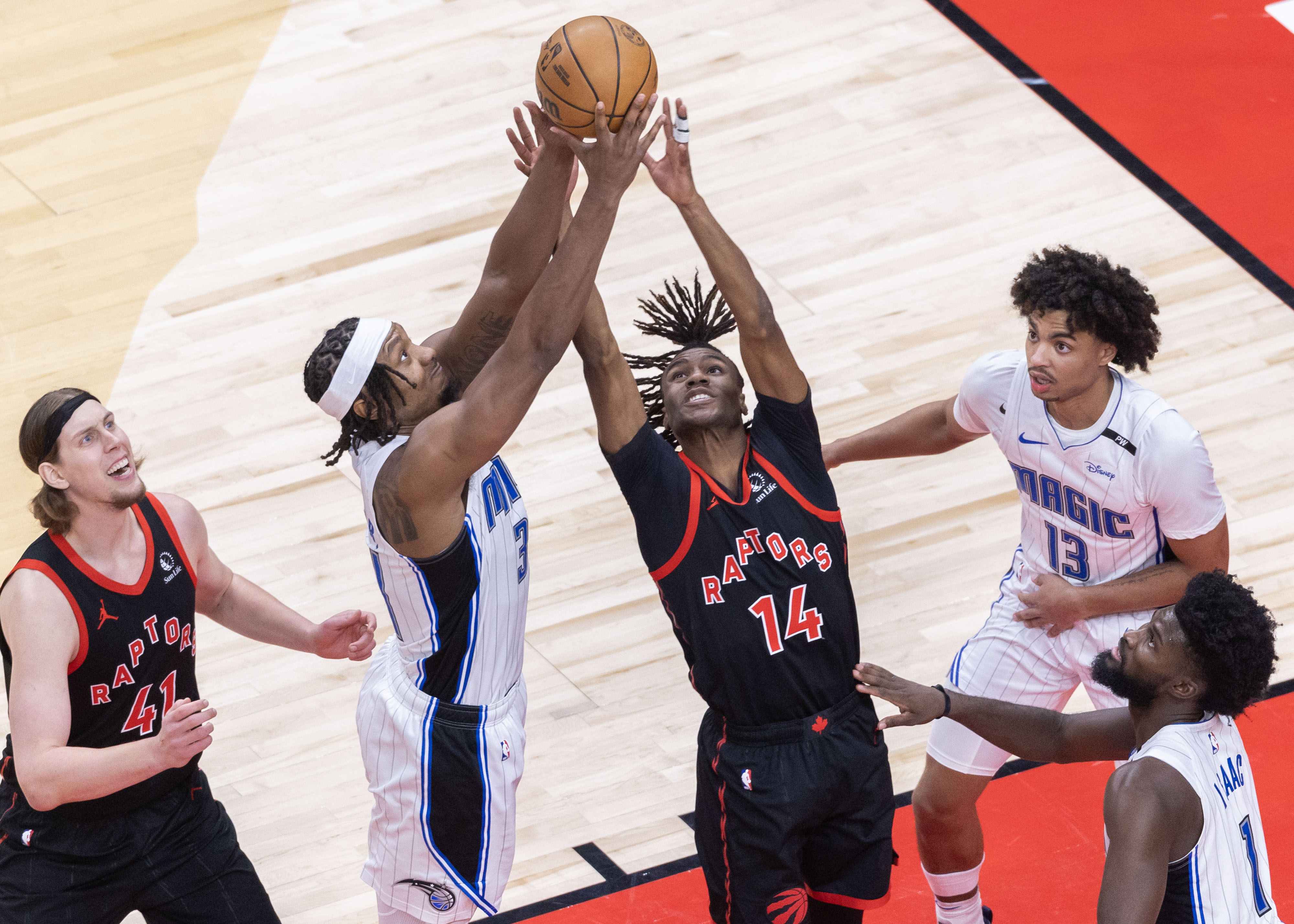 爵士队球员多面手出色表现帮助球队逆转取胜的简单介绍